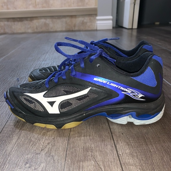 Mizuno’s volleyball court shoes - Picture 2 of 3